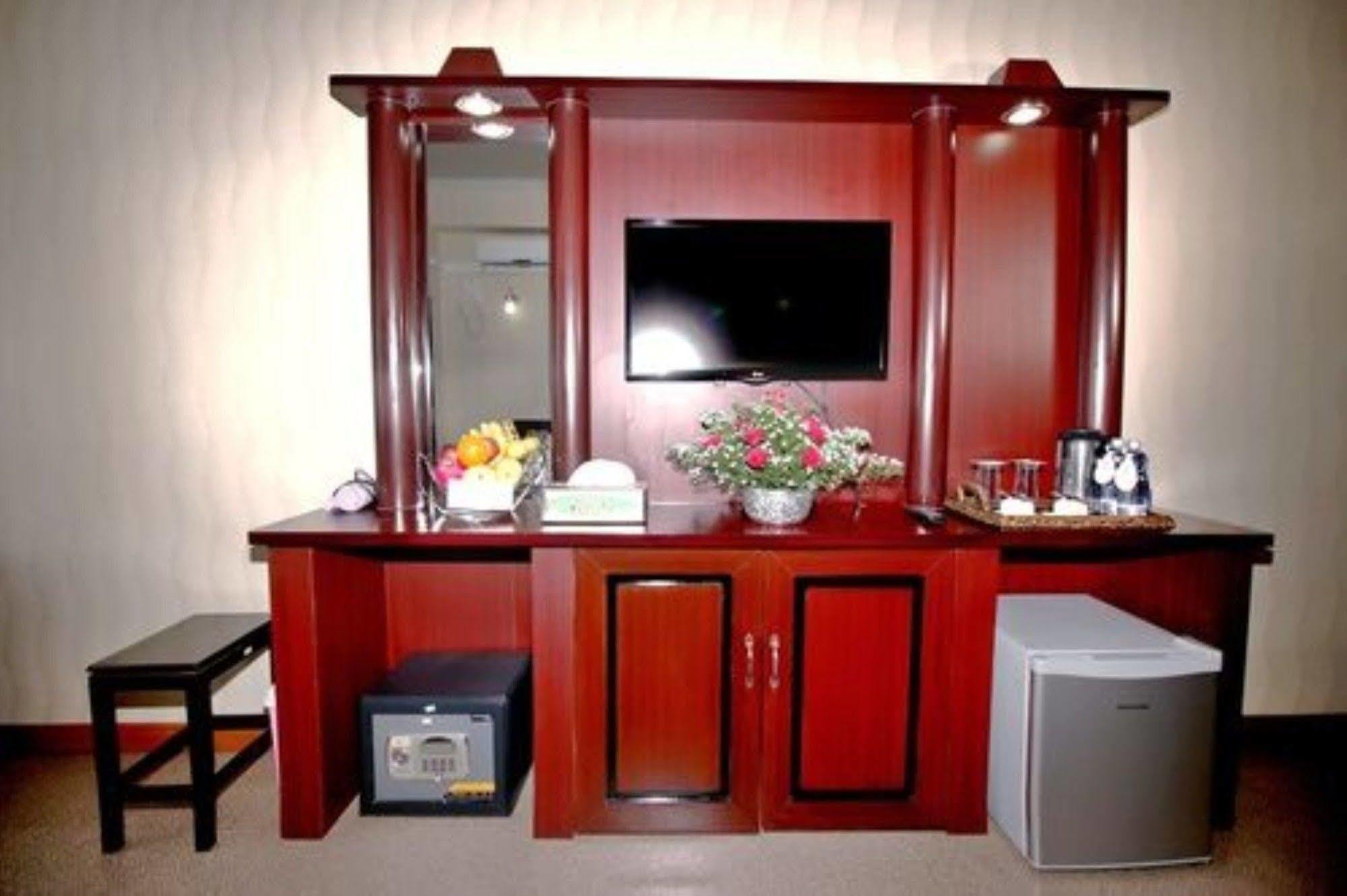 Diamond Crown Hotel Gyogon Bagian luar foto