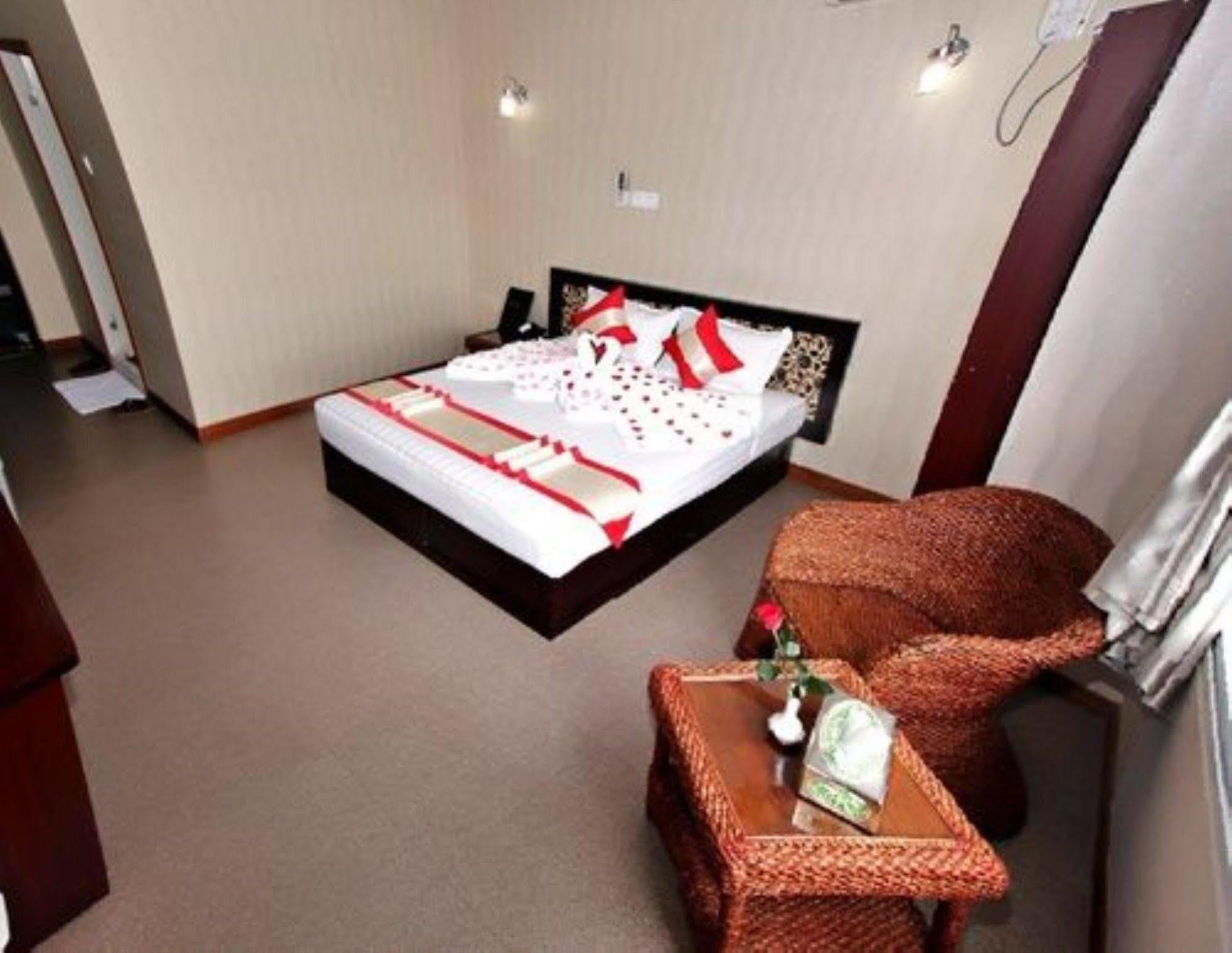 Diamond Crown Hotel Gyogon Bagian luar foto